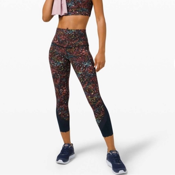 Lululemon Wunder Under High Rise Crop
Scallop, Foliage Overlay - Picture 2 of 8